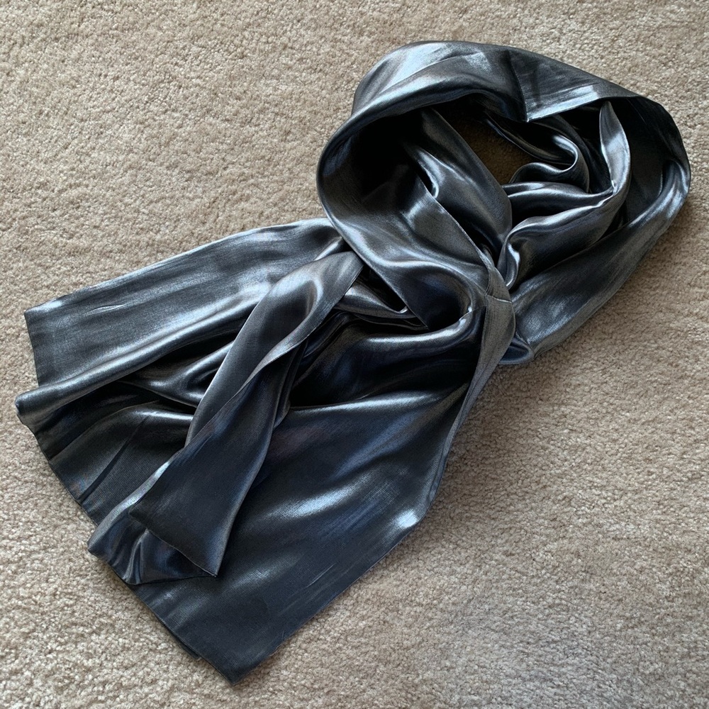 NWOT Sleek Wrap in Silver